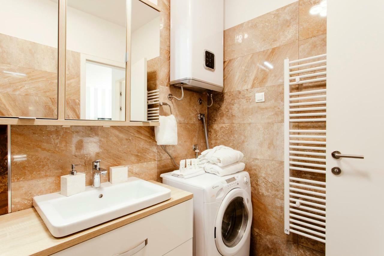 New Luxury Apartment Nives On Seaside Сплит Екстериор снимка