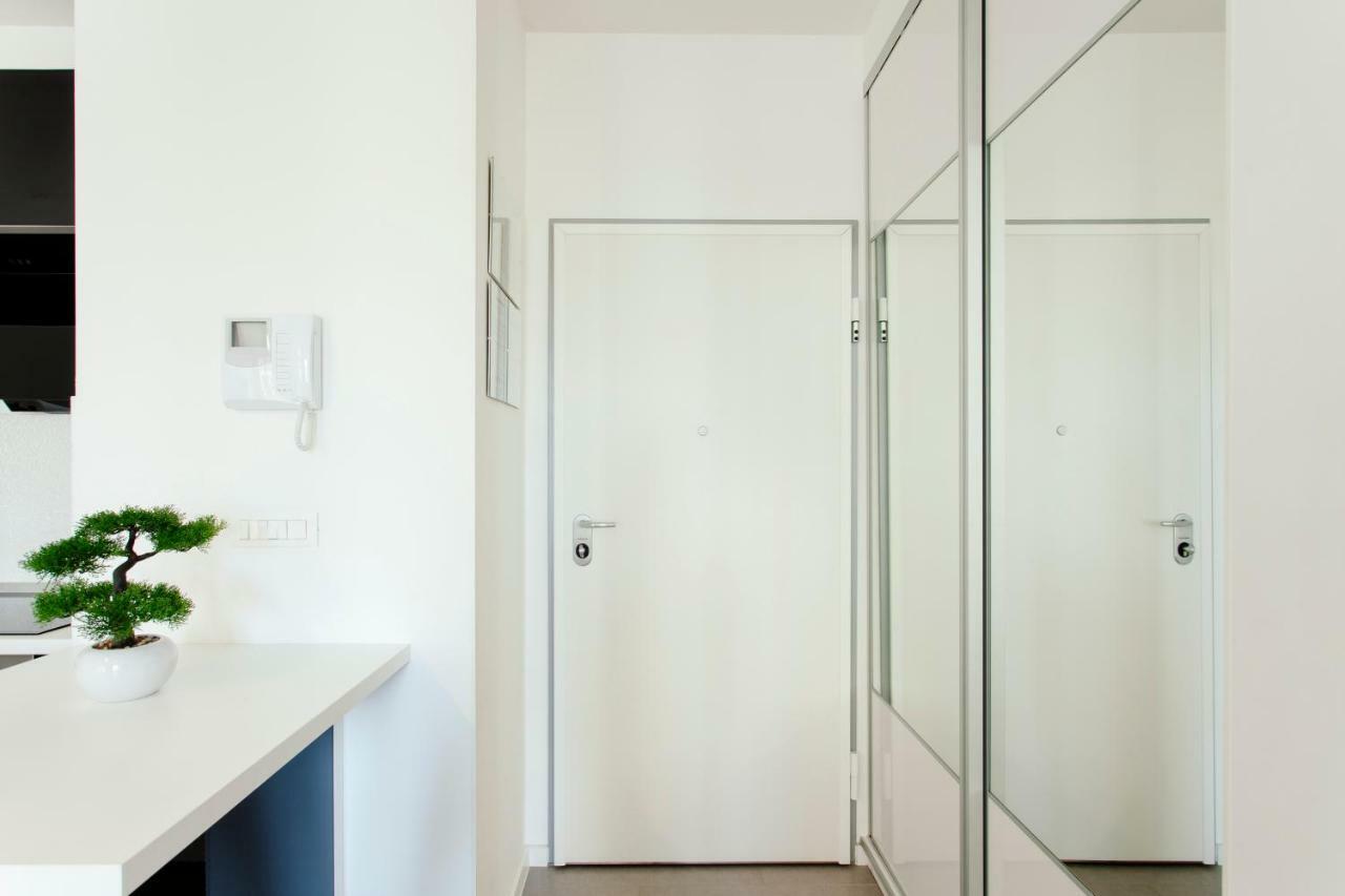 New Luxury Apartment Nives On Seaside Сплит Екстериор снимка