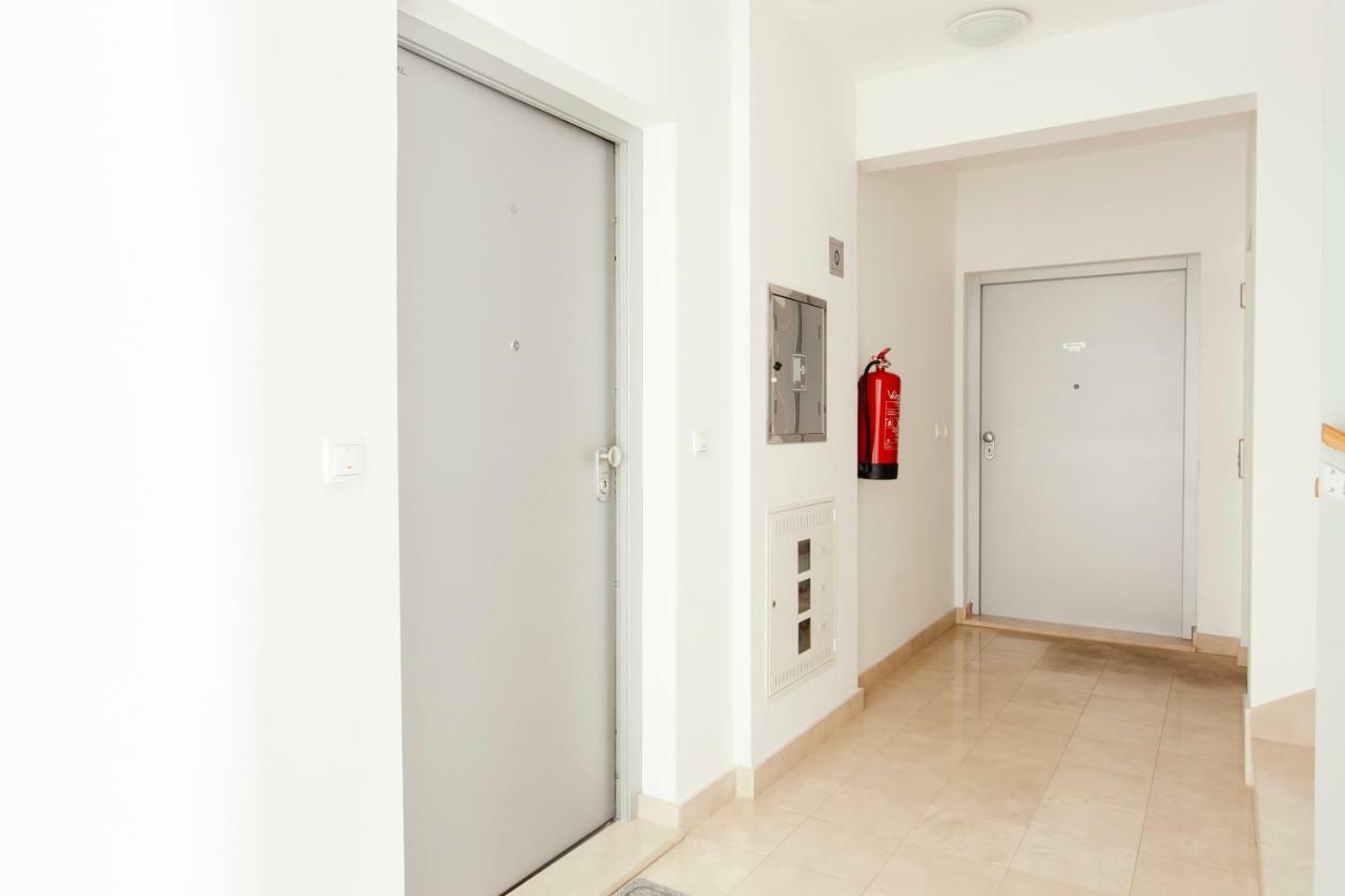 New Luxury Apartment Nives On Seaside Сплит Екстериор снимка