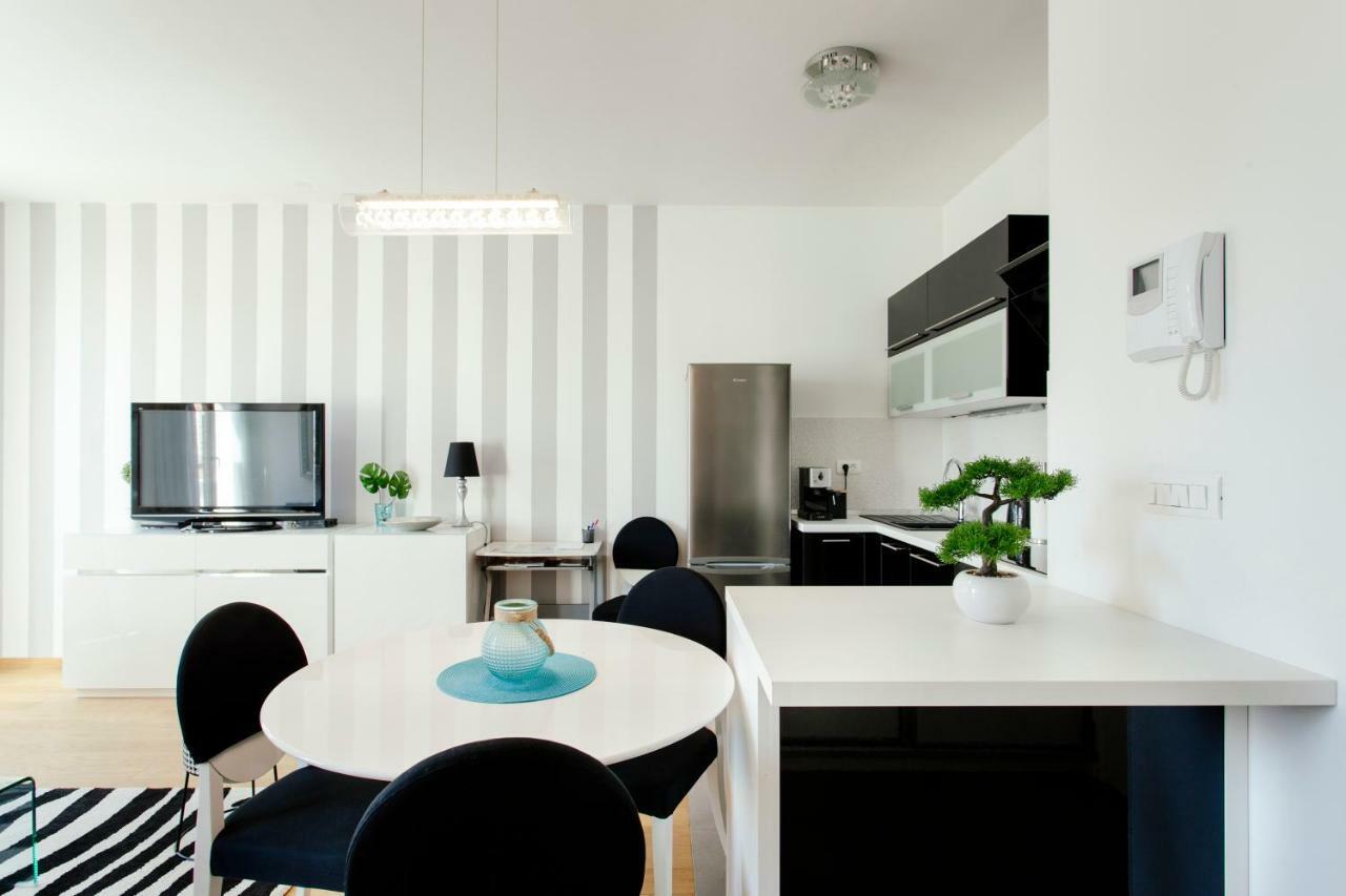 New Luxury Apartment Nives On Seaside Сплит Екстериор снимка